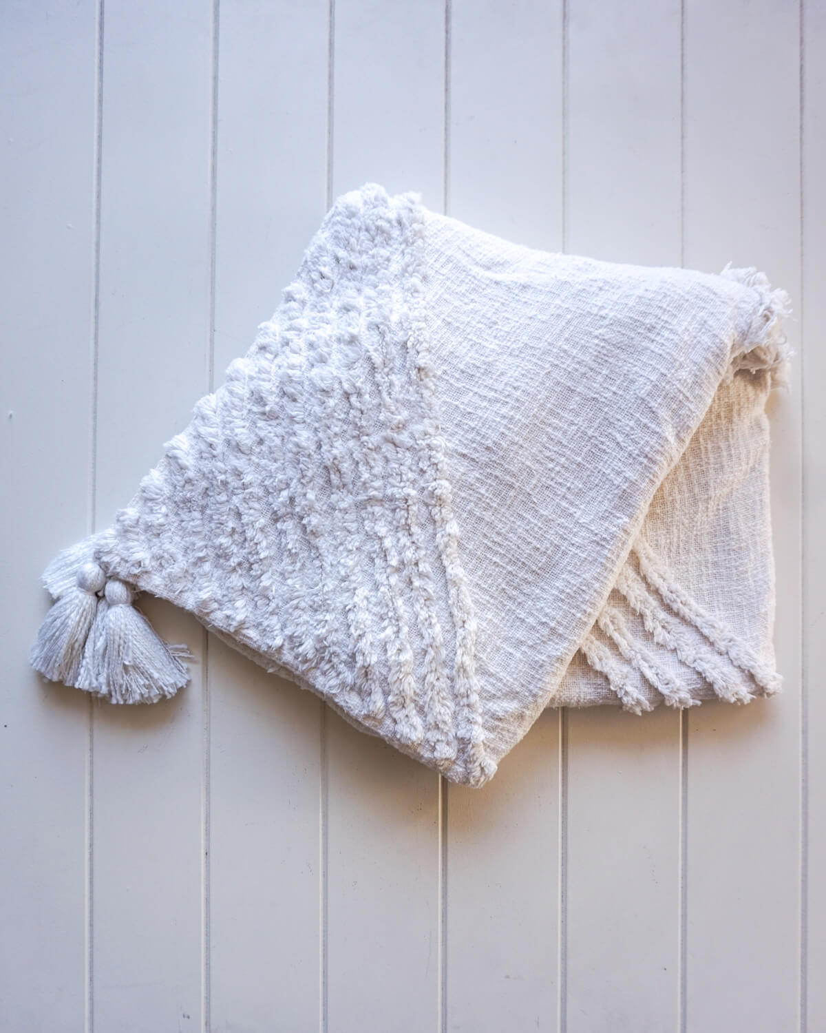 Baileigh Tufted Throw Blanket with Tassel in White
